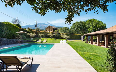 Casa Bedda - Viagrande, Sicilia: Wasser, Pflanze, Himmel, Eigentum, Gebäude, Schwimmbad, Baum, Wolke, Schatten, Gras