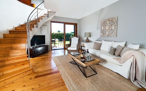 Casa Bedda - Viagrande, Sicilia: Couch, Möbel, Tabelle, Komfort, Holz, Wohnzimmer, Pflanze, Interior Design, Gebäude, Fussboden