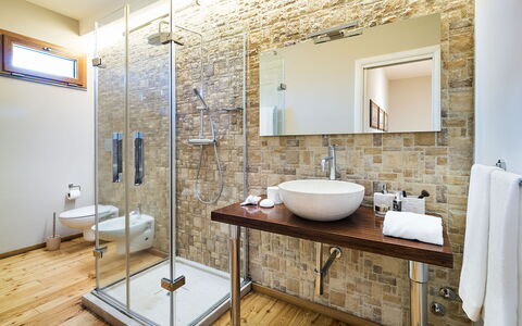 Casa Bedda - Viagrande, Sicilia: Spiegel, Zapfhahn, Sinken, Armatur, Eigentum, Bad Sink, Badezimmer, Holz, Interior Design, Gebäude