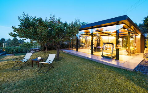 Casa Bedda - Viagrande, Sicilia: Himmel, Pflanze, Schatten, Baum, Grundstueck, Gebäude, Gras, Öffentlicher Raum, Gartenmöbel, Freizeit