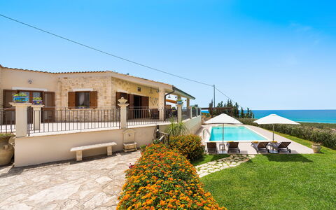 Villa Vistamare - Montallegro, Sicilia: Himmel, Pflanze, Gebäude, Blume, Fenster, Wolke, Haus, Grundstueck, Hütte, Wohngebiet