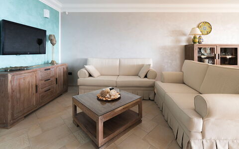 Villa Vistamare - Montallegro, Sicilia: Braun, Möbel, Eigentum, Tabelle, Couch, Cabinetry, Bilderrahmen, Wohnzimmer, Komfort, Beleuchtung