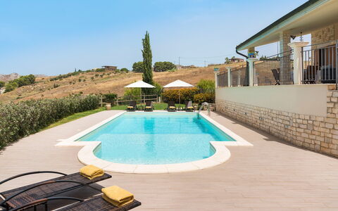 Villa Vistamare - Montallegro, Sicilia: Himmel, Eigentum, Pflanze, Wasser, Azurblau, Schwimmbad, Gebäude, Schatten, Freizeit, Gartenmöbel