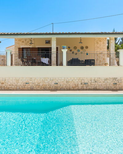 Villa Vistamare - Montallegro, Sicilia: Wasser, Himmel, Eigentum, Schwimmbad, Gebäude, Blau, Azurblau, Schatten, Freizeit, Verbundwerkstoff