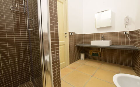 Luisa Apartment In Budoni, Shared Pool: Sinken, Spiegel, Badezimmer, Armatur, Interior Design, Fussboden, Flooring, Zapfhahn, Linie, Wand