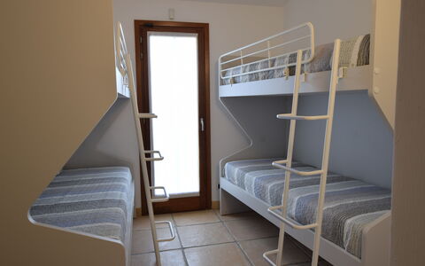 Luisa Apartment In Budoni, Shared Pool: Etagenbett, Holz, Fussboden, Interior Design, Möbel, Flooring, Schlafzimmer, Bett, Herberge, Wohnung
