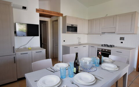 Luisa Apartment In Budoni, Shared Pool: Cabinetry, Countertop, Eigentum, Küchengerät, Dishware, Geschirr, Interior Design, Küche, Haushaltsgerät, Fussboden