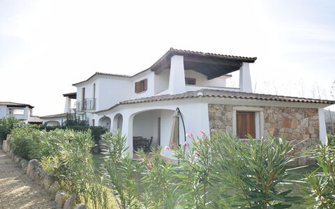 Luisa Apartment In Budoni, Shared Pool: Himmel, Pflanze, Gebäude, Wolke, Eigentum, Fenster, Haus, Grundstueck, Hütte, Nachbarschaft