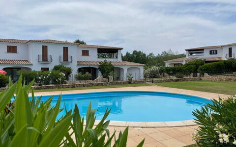 Luisa Apartment In Budoni, Shared Pool: Wasser, Wolke, Pflanze, Himmel, Eigentum, Gebäude, Schwimmbad, Azurblau, Fenster, Gewässer