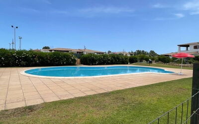 Luisa Apartment In Budoni, Shared Pool: Wasser, Himmel, Pflanze, Schwimmbad, Wolke, Gebäude, Schatten, Rechteck, Gras, Baum