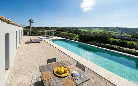 Villa Carmelita - Ragusa, Sicilia: Wasser, Himmel, Wolke, Pflanze, Eigentum, Azurblau, Gebäude, Schwimmbad, Gartenmöbel, Stuhl