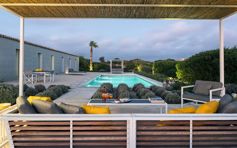Villa Carmelita - Ragusa, Sicilia: Himmel, Eigentum, Wolke, Schatten, Couch, Gartenmöbel, Freizeit, Baum, Urban Design, Grundeigentum