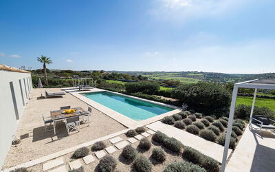 Villa Carmelita - Ragusa, Sicilia: Himmel, Wasser, Wolke, Schwimmbad, Pflanze, Gebäude, Rechteck, Eigentumswohnung, Urban Design, Baum