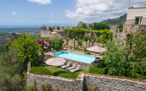 Villa Maestosa - Camaiore, Toscana: Wolke, Himmel, Pflanze, Gebäude, Daytime, Eigentum, Schwimmbad, Baum, Vegetation, Landschaft