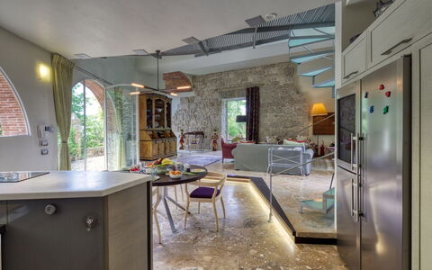 Villa Maestosa - Camaiore, Toscana: Möbel, Cabinetry, Tabelle, Couch, Interior Design, Countertop, Küche, Flooring, Fussboden, Holz