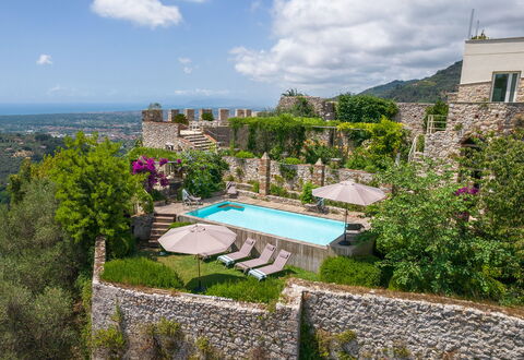 Villa Maestosa - Camaiore, Toscana: Wolke, Himmel, Pflanze, Gebäude, Daytime, Eigentum, Schwimmbad, Baum, Vegetation, Landschaft