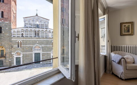 Lucca Old Town Apartment - Lucca, Toscana: Wand, Wohnung, Balkon, Daylighting