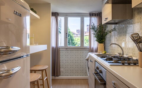 Lucca Old Town Apartment - Lucca, Toscana: Küchengerät, Küche, Countertop, Major Appliance, Interior Design, Haushaltsgerät, Cabinetry, Holz, Flooring, Möbel