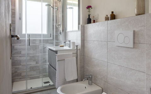 Lucca Old Town Apartment - Lucca, Toscana: Flooring, Badezimmer, Armatur, Interior Design, Wand, Fussboden, Bad Sink, Sinken, Toilette, Zapfhahn