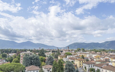 Lucca Old Town Apartment - Lucca, Toscana: Himmel, Bergforms, Berg, Hügel, Wohngebiet, \Stadt, Gebirge, Wolke, Menschliche Siedlung, Bergstation