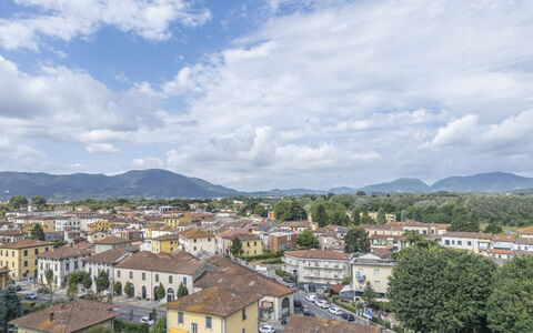 Lucca Old Town Apartment - Lucca, Toscana: Bergforms, Wohngebiet, Hügel, Stadtgebiet, Berg, \Stadt, Landschaft, Nachbarschaft, Vorort, Haus