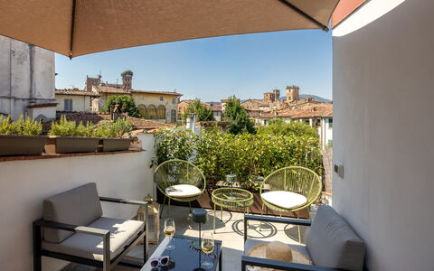 Lucca Old Town Apartment - Lucca, Toscana: Wand, Zuhause, Möbel, Wohnung, Balkon, Stuhl, Zimmerpflanze, Gartenmöbel, Blumentopf, Kaffetisch