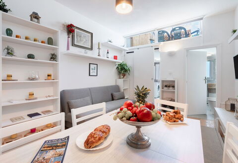 Lucca Old Town Apartment - Lucca, Toscana: Essen, Eigentum, Möbel, Tabelle, Cabinetry, Orange, Couch, Interior Design, Countertop, Bilderrahmen