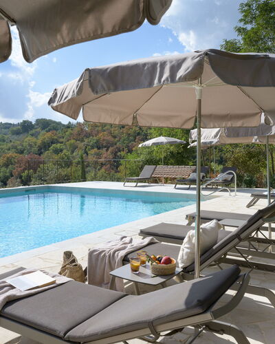Pendolino Spereto Apartment With Pool, Montaione: Wasser, Pflanze, Wolke, Eigentum, Himmel, Schwimmbad, Azurblau, Schatten, Gartenmöbel, Regenschirm