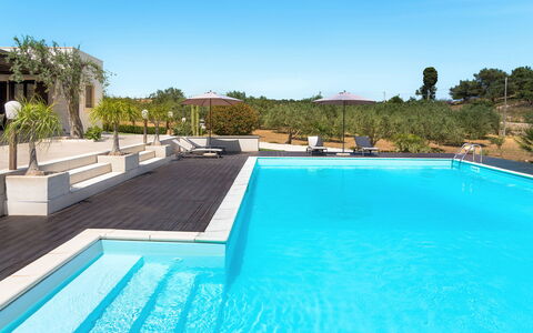 Casa Cortese - Noto, Sicilia: Wasser, Pflanze, Himmel, Schwimmbad, Azurblau, Baum, Schatten, Freizeit, Gras, Gartenmöbel