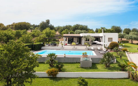 Casa Cortese - Noto, Sicilia: Pflanze, Himmel, Wolke, Wasser, Schwimmbad, Baum, Gras, Freizeit, Urban Design, Landschaft