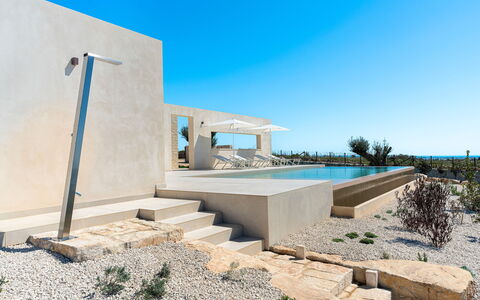Villa Argento - Rosolini, Sicilia: Himmel, Pflanze, Schatten, Verbundwerkstoff, Fassade, Landschaft, Beton, \Fels, Urban Design, Baum
