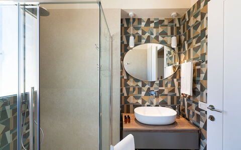 Villa Argento - Rosolini, Sicilia: Spiegel, Eigentum, Sinken, Gebäude, Interior Design, Holz, Badezimmer, Bad Sink, Fussboden
