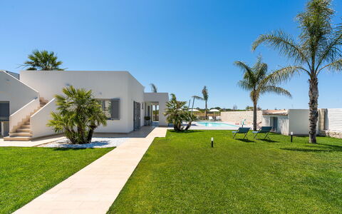 Villa Le Palme - Noto, Sicilia: Himmel, Pflanze, Gebäude, Azurblau, Baum, Grundstueck, Arecales, Urban Design, Gras, Wohngebiet