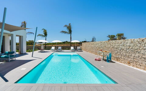 Villa Le Palme - Noto, Sicilia: Wasser, Himmel, Eigentum, Schwimmbad, Pflanze, Azurblau, Rechteck, Gebäude, Freizeit, Schatten
