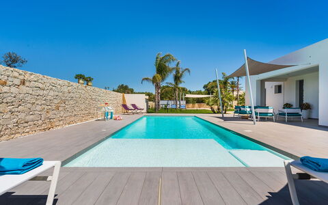 Villa Le Palme - Noto, Sicilia: Himmel, Daytime, Blau, Schwimmbad, Azurblau, Gebäude, Schatten, Baum, Wasser, Holz