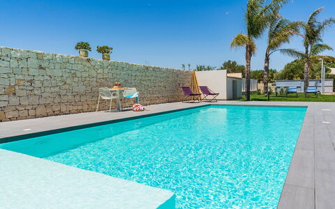 Villa Le Palme - Noto, Sicilia: Wasser, Pflanze, Himmel, Eigentum, Daytime, Schwimmbad, Azurblau, Gebäude, Baum, Gewässer