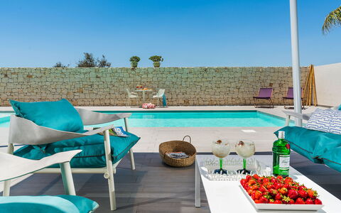 Villa Le Palme - Noto, Sicilia: Eigentum, Möbel, Pflanze, Himmel, Wasser, Blau, Azurblau, Schwimmbad, Tabelle, Gartenmöbel