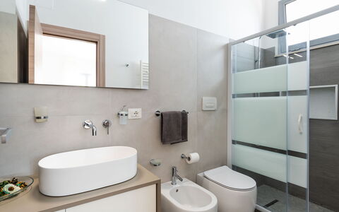 Villa Le Palme - Noto, Sicilia: Spiegel, Zapfhahn, Armatur, Bad Sink, Sinken, Badezimmerschrank, Badezimmer, Gebäude, Interior Design, Lila