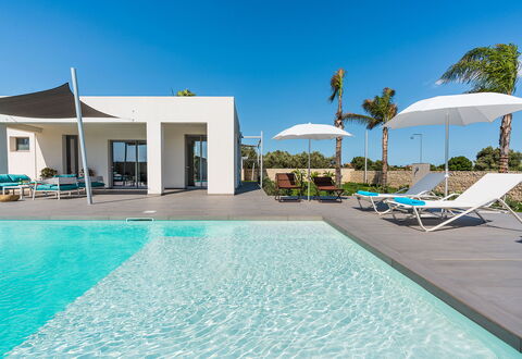 Villa Le Palme - Noto, Sicilia: Wasser, Himmel, Eigentum, Pflanze, Schwimmbad, Azurblau, Blau, Gebäude, Gartenmöbel, Schatten