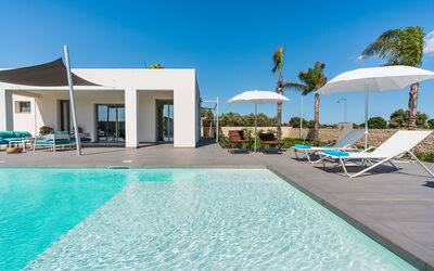 Villa Le Palme - Noto, Sicilia: Wasser, Himmel, Eigentum, Pflanze, Schwimmbad, Azurblau, Blau, Gebäude, Gartenmöbel, Schatten