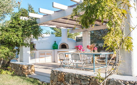 Villa Trullo - Torricella, Puglia: Pflanze, Gebäude, Eigentum, Himmel, Schatten, Hütte, Baum, Haus, Veranda, Stuhl