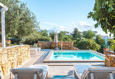 Villa Trullo - Torricella, Puglia: Wasser, Himmel, Daytime, Eigentum, Pflanze, Schwimmbad, Wolke, Azurblau, Natur, Baum