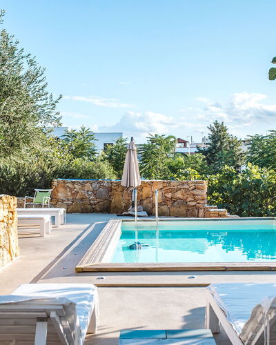 Villa Trullo - Torricella, Puglia: Wasser, Himmel, Daytime, Eigentum, Pflanze, Schwimmbad, Wolke, Azurblau, Natur, Baum