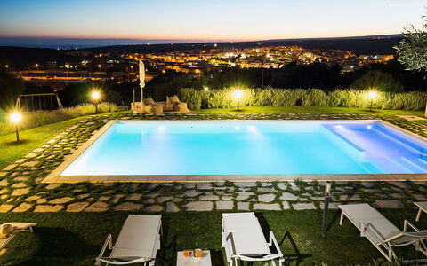 Casapietra - Scicli, Sicilia: Wasser, Himmel, Schwimmbad, Pflanze, Licht, Gebäude, Natur, Azurblau, Baum, Stuhl