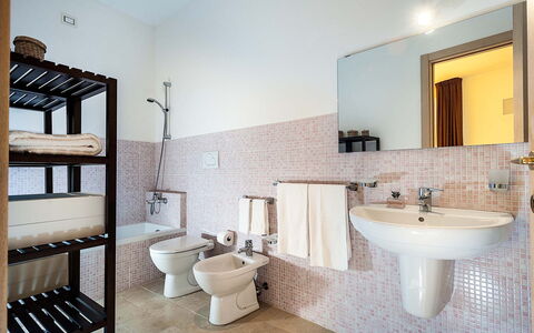 Casapietra - Scicli, Sicilia: Spiegel, Armatur, Zapfhahn, Sinken, Eigentum, Bad Sink, Badezimmer, Holz, Lila, Gebäude