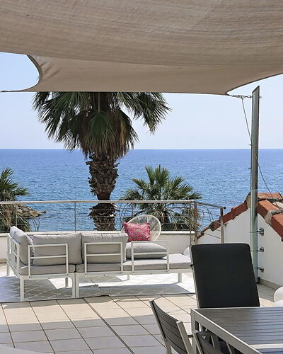Terrazza Riva: Wasser, Tabelle, Möbel, Himmel, Eigentum, Gebäude, Stuhl, Azurblau, Pflanze, Schatten