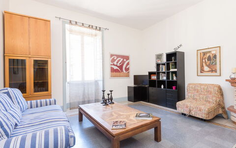 Angelico: Tabelle, Möbel, Eigentum, Bilderrahmen, Holz, Couch, Interior Design, Fenster, Fussboden, Flooring