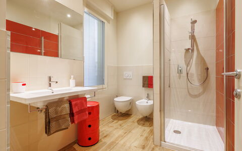 Lucy Florence Charming Modern Apartment Near Piazz: Armatur, Eigentum, Zapfhahn, Duschkopf, Badezimmer, Dusche, Holz, Cabinetry, Spiegel