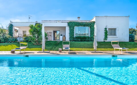 Masseriola Di Puglia: Wasser, Himmel, Pflanze, Eigentum, Schwimmbad, Blau, Fenster, Grün, Azurblau, Wolke