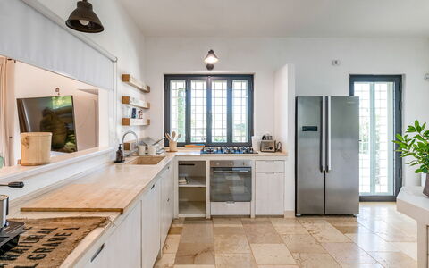 Masseriola Di Puglia: Cabinetry, Countertop, Fenster, Pflanze, Sinken, Spüle, Holz, Zimmerpflanze, Küche, Interior Design